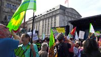 Bild von einer Demo nahe dem Hamburger rathaus gegen die Bedingungen im Welthandelsabkommen Ceta.